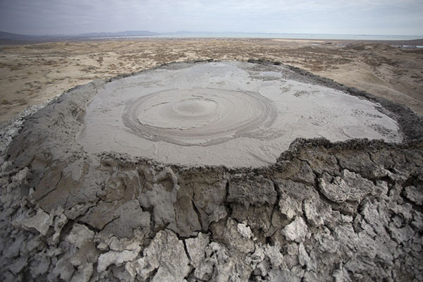 Photo de Crater of a mud volcano near Gobustan - Azerbaïdjan - Asie