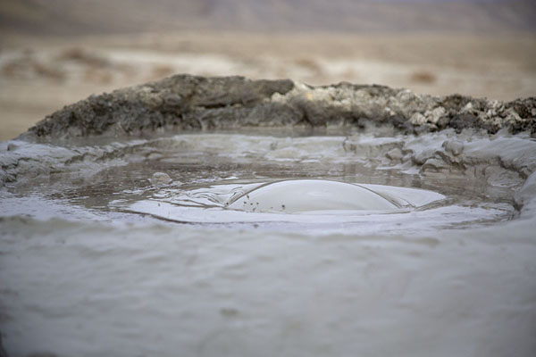 Foto de Bubble forming in a mud volcano at GobustanGobustan - Azerbayán