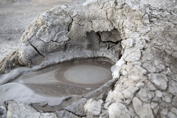 Tiny crater of a mud volcano with crusted mud | Volcanes de lodo de Gobustan | Azerbayán