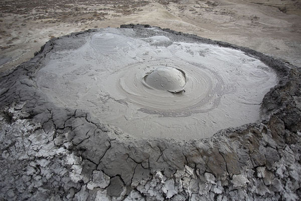 Bubble of mud forming in one of the many craters of the Gobustan mud volcano area | Gobustan modder vulkanen | Azerbeidjan