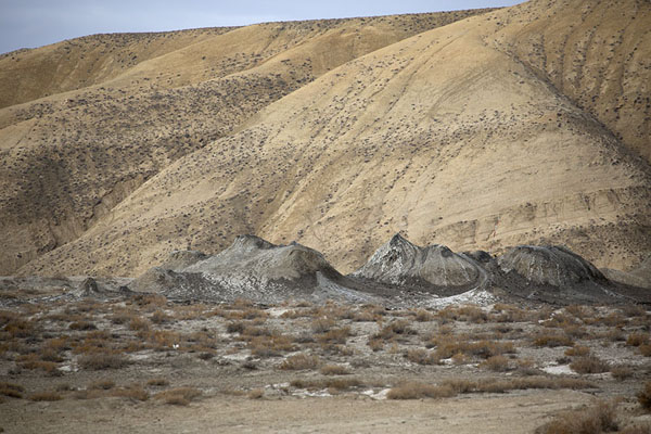 The mud volcanoes with barren mountains behind them | Gobustan modder vulkanen | Azerbeidjan