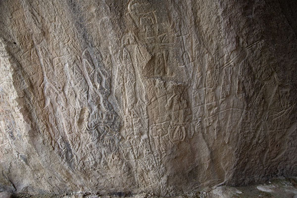 Many petroglyphs grouped together at the foot of a rock | Pétroglyphes de Gobustan | Azerbaïdjan