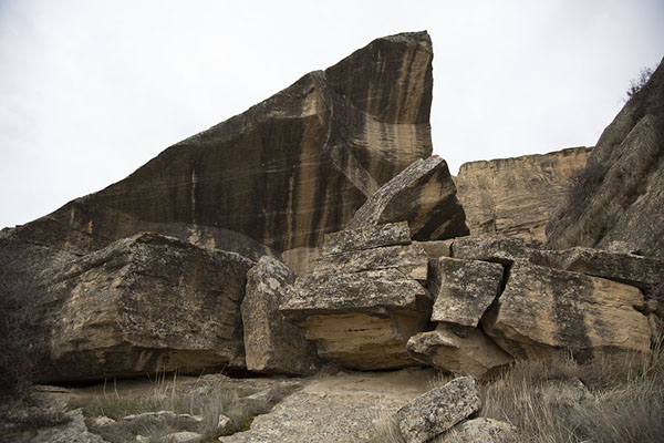 Broken rocks and boulders everywhere in the petroglyphs area | Petroglifi di Gobustan | Azerbaigian