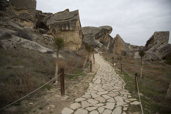 The path leading to clusters of petroglyphs | Gobustan petrogliefen | Azerbeidjan