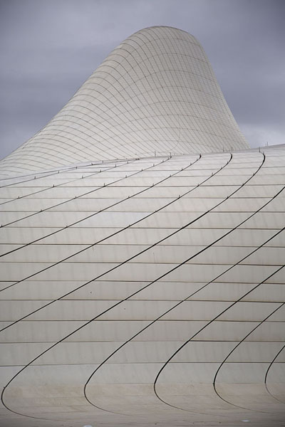 Close-up of the curves of Heydar Aliyev Centre | Heydar Aliyev Centre | Azerbaïdjan