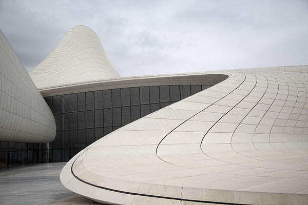 Looking up the sloping curves of the Heydar Aliyev Centre | Heydar Aliyev Centre | Azerbaïdjan