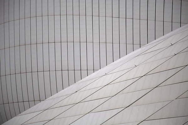 Close-up of the sloping building of Heydar Aliyev Centre | Heydar Aliyev Centre | Azerbaïdjan