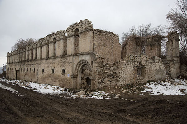 Foto van One of the many destroyed buildings in ShushaKalbajar - Azerbeidjan