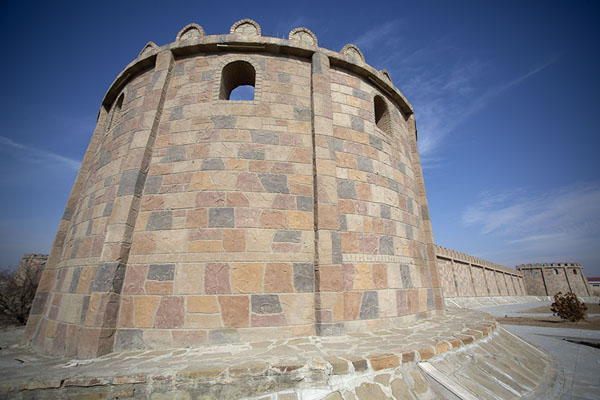 Foto van One of the restored towers of Yezidabad Castle in NakhchivanNachitsjevan - Azerbeidjan