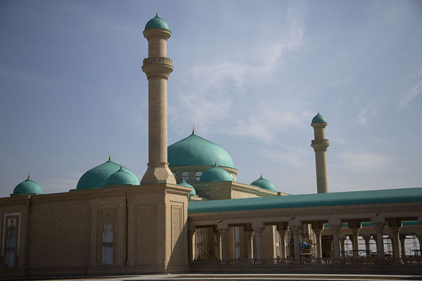 Foto van A new mosque under construction next to the Mausoleum of NoahNachitsjevan - Azerbeidjan