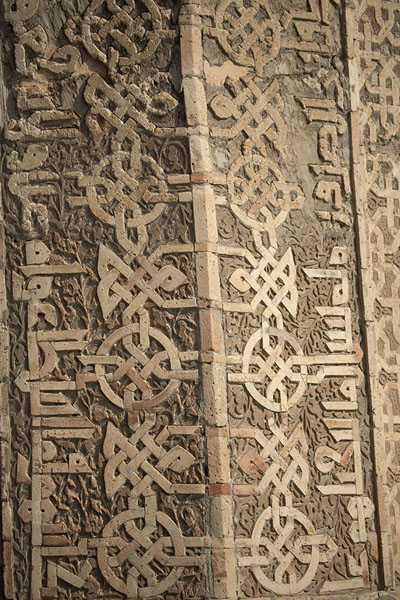 Foto van Close-up of calligraphy and geometric patterns on the Momine Khatun towerNachitsjevan - Azerbeidjan