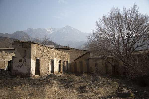 Picture of Houses in ruins in Ordubad with mountains in the background