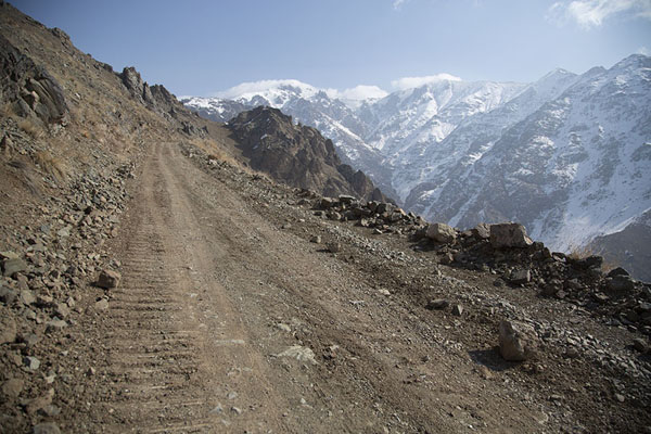 The mountain road above Ganza with snowy mountains in the background | Ordubad | Azerbaïdjan