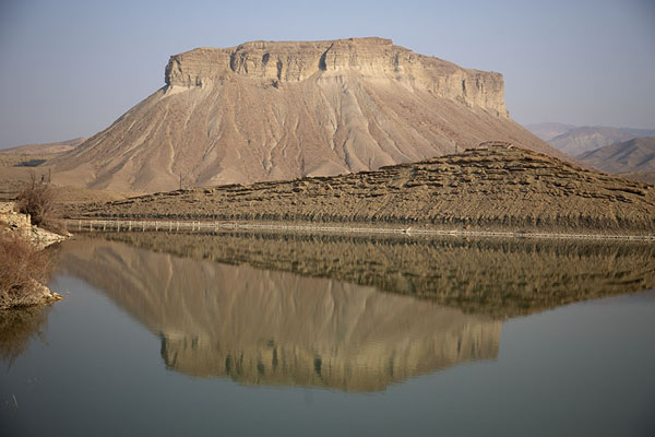 Mountain reflected in perfectly quiet water | Ordubad | Azerbeidjan