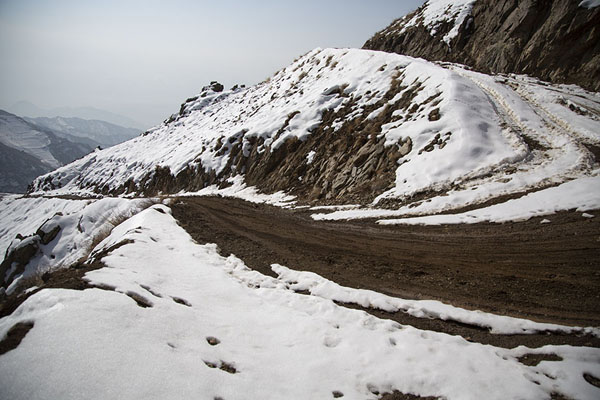 Foto van Snow on the mountain road above Ganza, towards the Armenian borderOrdubad - Azerbeidjan
