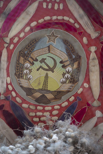 Sign of the Azerbaijan Soviet Republic in the exhibition in the Geysariyye monument | Ordubad | Azerbeidjan