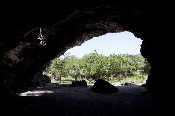Foto van Looking out from Preachers CavePreacher's Cave - Bahamas