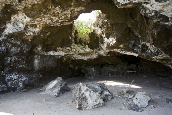 Photo de Bahamas (View of Preachers Cave on the north side of Eleuthera)