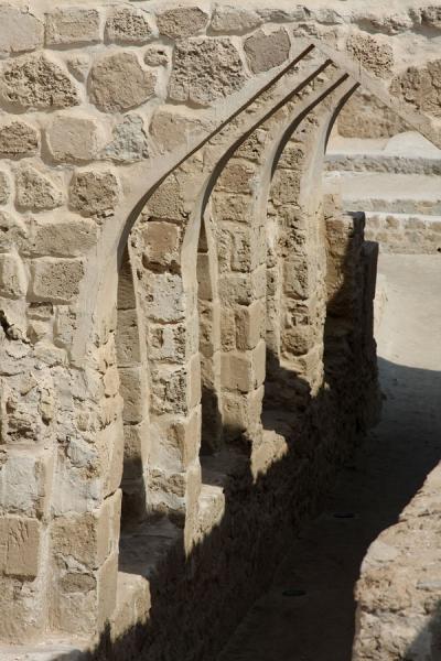Foto di Passageway with arches inside Bahrain Fort - Bahrain - Asia