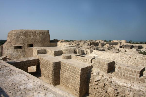 Moat and part of Bahrain Fort | Fort Bahreïn | Bahrain