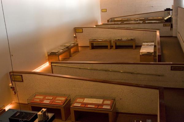 Foto van Exhibition hall with manuscripts and korans in Beit al Quran - Bahrein - Azië