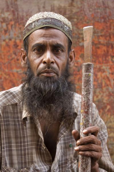 Picture of Bangladeshi people (Bangladesh): Bangladeshi man working at the shipyard of Dhaka