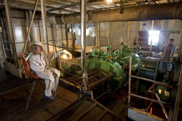 Foto van Young boy sitting in the engine room of the RocketRocket bootreis - Bangladesh