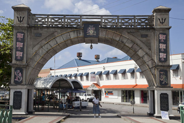 Photo de Independence Arch spanning the southern entrance to Chamberlain BridgeBridgetown - Barbade