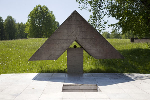 Photo de These structures symbolize the wells in the village - Biélorussie - Europe