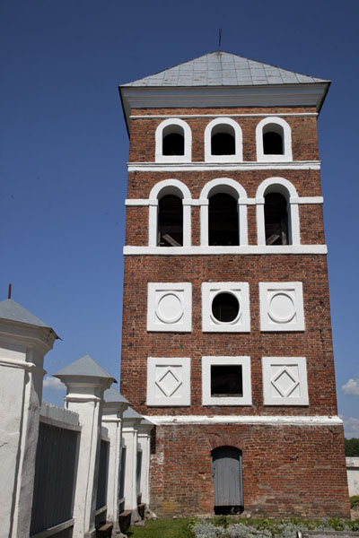 Foto di The castle tower stands next to the Farny churchNjasvizh - Bielorussia