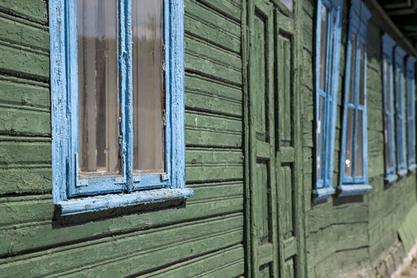 Foto di Rickety wooden house in downtown Njasvizh - Bielorussia - Europa