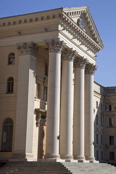 Picture of Nyezhavisimosty Avenue (Belarus): Classical entrance with columns: the KGB headquarters on Nyezhavisimosty Avenue