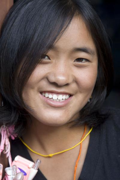 Photo de Charming girl in a shop in Wangdue PhodrangFemmes bhoutaniennes - Bhoutan