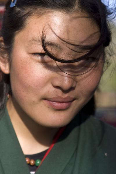 Foto van Schoolgirl posing for a pictureBhutaanse vrouwen - Bhutan