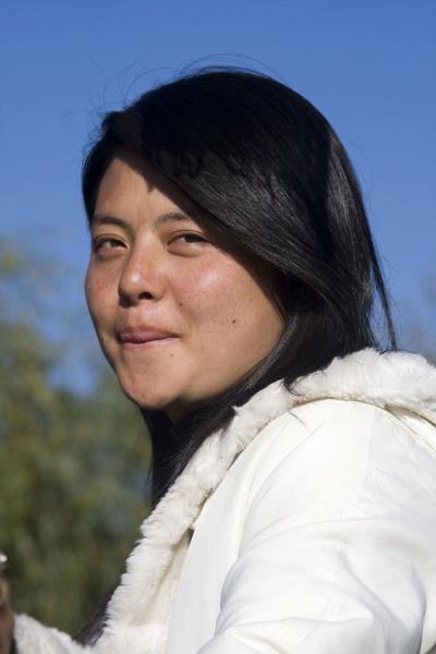 Foto van Bhutanese girl in modern clothesBhutaanse vrouwen - Bhutan