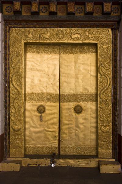 Foto di This golden door of Punakha Dzong remains closed for regular visitors - Bhutan - Asia