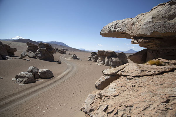 Foto de View from the top of a rock with other rock formations and tracks in the landscape - Bolivia - América
