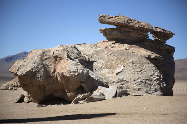 Foto de Big boulder with flat top in the stone forestBosque de piedras de Eduardo Avaroa - Bolivia