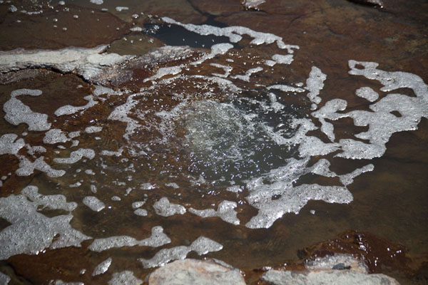 Photo de Water gushing out of a hole in the salt crustSalar de Uyuni - la Bolivie