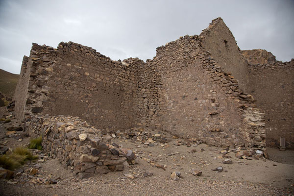 Foto di Ruined buildings in the ghost town of San Antonio de LípezSan Antonio de Lípez - Bolivia