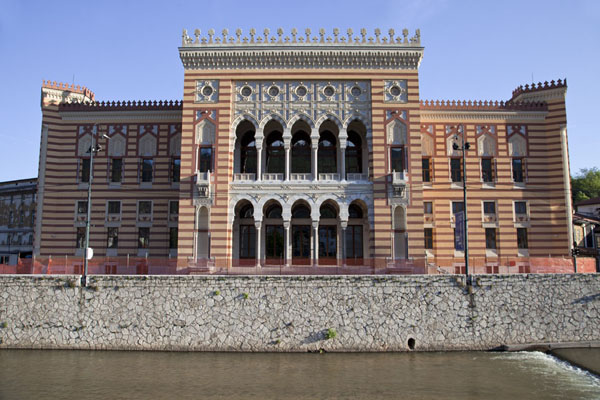 Foto van Frontal view of the National Library on the Miljacka riverbank, with clearly visible Moorish elementsSarajevo - Bosnië en Herzegovina