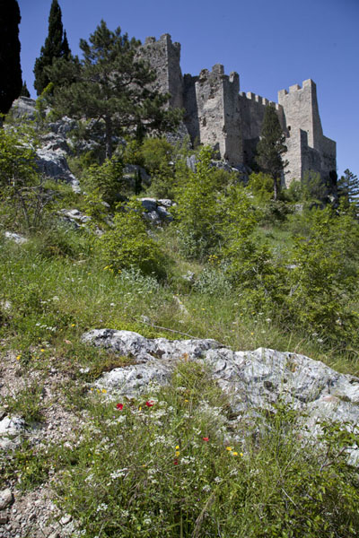 Foto van Looking up the walls of the fortress of BlagajBlagaj - Bosnië en Herzegovina