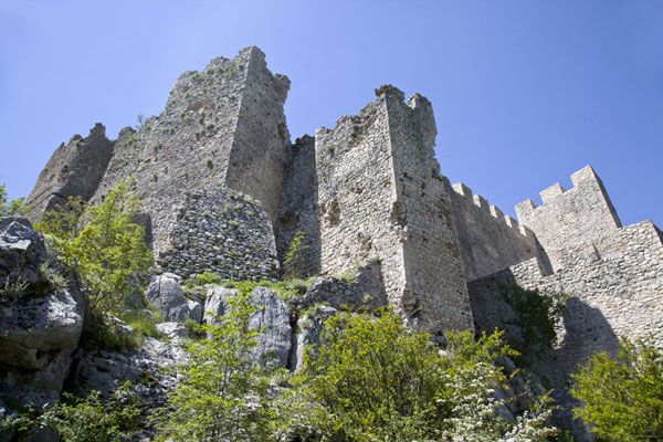 Foto van Looking up the walls of the fortress of BlagajBlagaj - Bosnië en Herzegovina