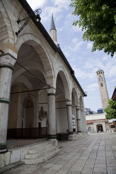 View past the Gazi Husrev Bey mosque towards the clock tower with Arabic numerals | Gazi Husrev Bey complex | Bosnië en Herzegovina