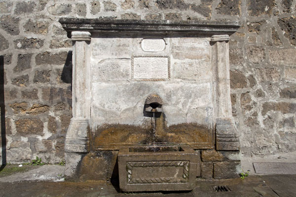 Foto van Old well of Jajce, still giving cold, fresh water to whoever passes by - Bosnië en Herzegovina - Europa