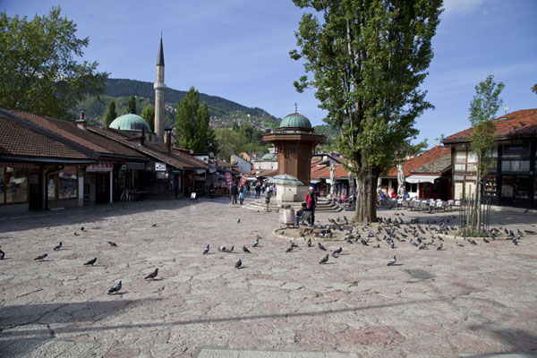Foto de Pigeon Square with the Sebilj in the middleSarajevo - Bosnia y Herzegovina