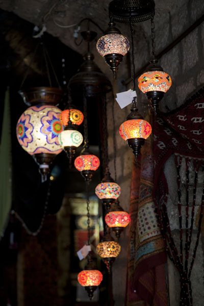 The colourful lights of the bazaar of Baščaršija make you feel like in a Thousand and One Night tale | Ottomaans Sarajevo | Bosnië en Herzegovina