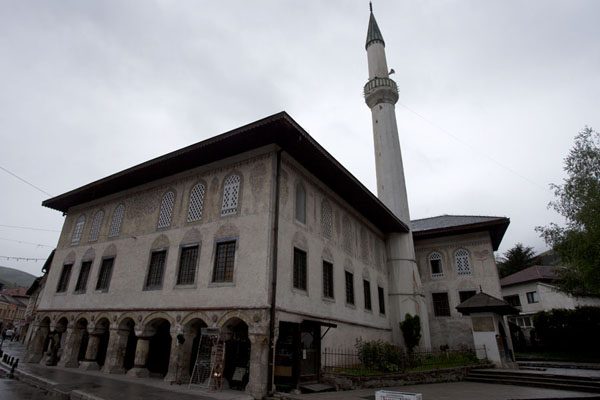 Foto de Exterior view of the multi-coloured mosqueTravnik - Bosnia y Herzegovina