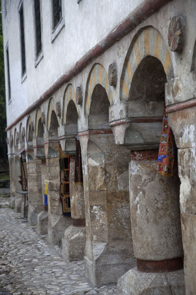 The columns and arches of the bezistan, located at floor level, integrated into the mosque | Multi-coloured-mosque | Bosnië en Herzegovina