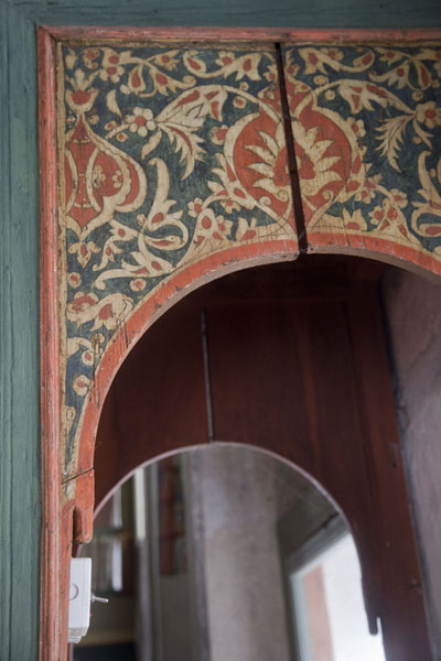 Foto di Detail of a wooden panel of the multi-coloured mosqueTravnik - Bosnia ed Erzegovina